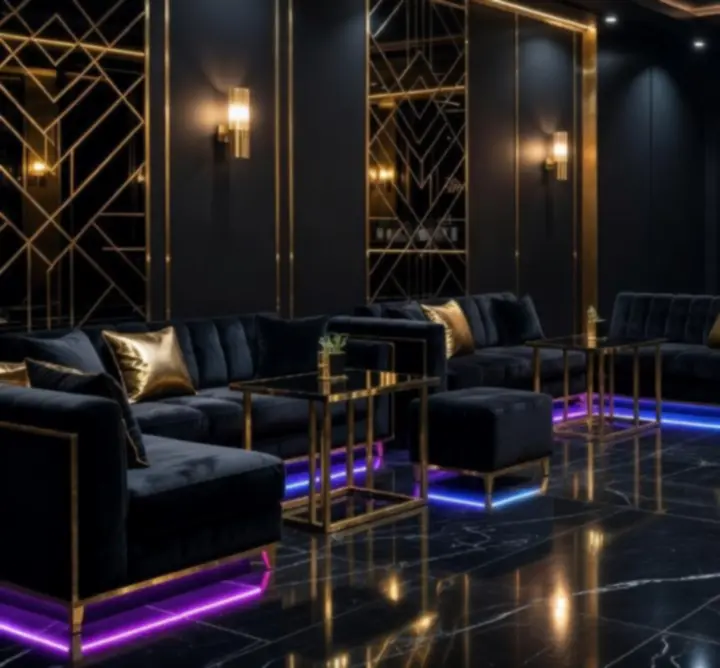 Strefa premium podczas prywatnego eventu z eleganckimi stołami i oświetleniem